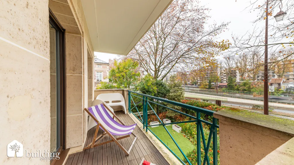 Balcone - Seine-Facing Apartment with Balcony in Paris