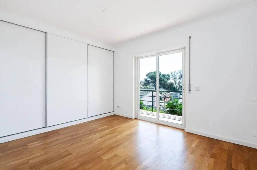 Pièces - Three-Bedroom Villa with Greenbelt View in Cascais