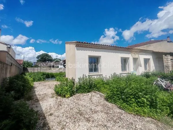 Jardin - Maison à Fort Potentiel avec Balcon à Saint-Geniès-de-Malgoirès