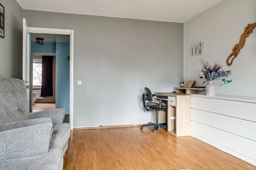 Bureau - Spacious Two-Bedroom with Balcony in Molkom