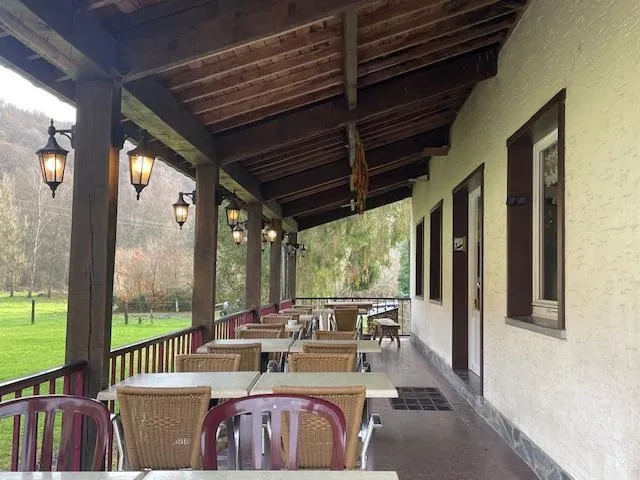 Terrasse - Taverne en Activité avec Vue sur la Semois à Frahan