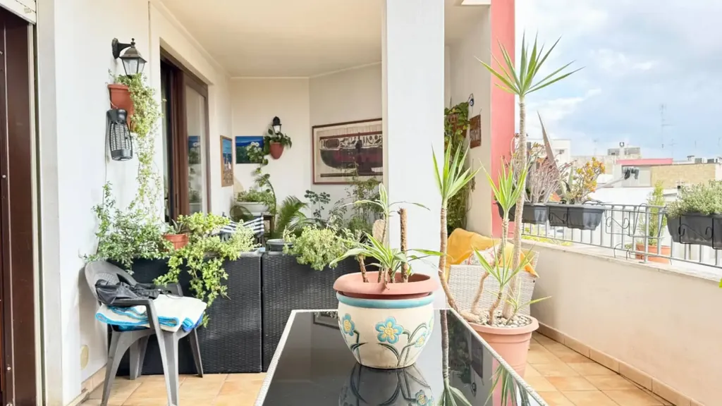 Terrazza - Modern Apartment with Balcony in Trepuzzi