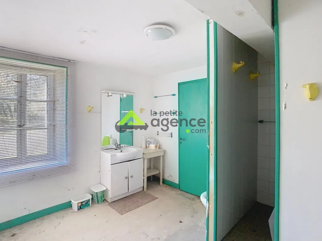 Salles de bain - Ensemble Immobilier à Rénover avec Terrasse à Aubusson