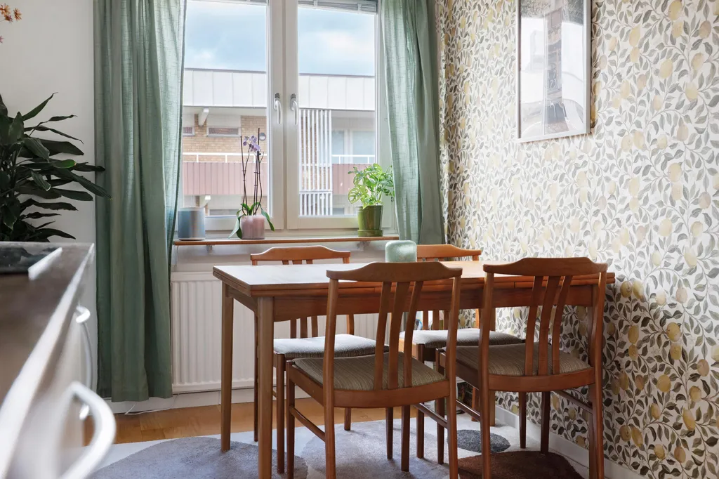 Salle à manger - Renovated Apartment with West-Facing Balcony in Brynäs