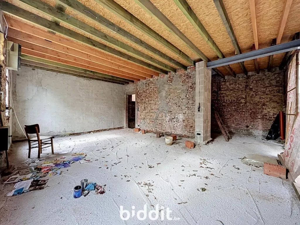 Pièces - Maison à Rénover avec Jardin dans un Environnement Rural