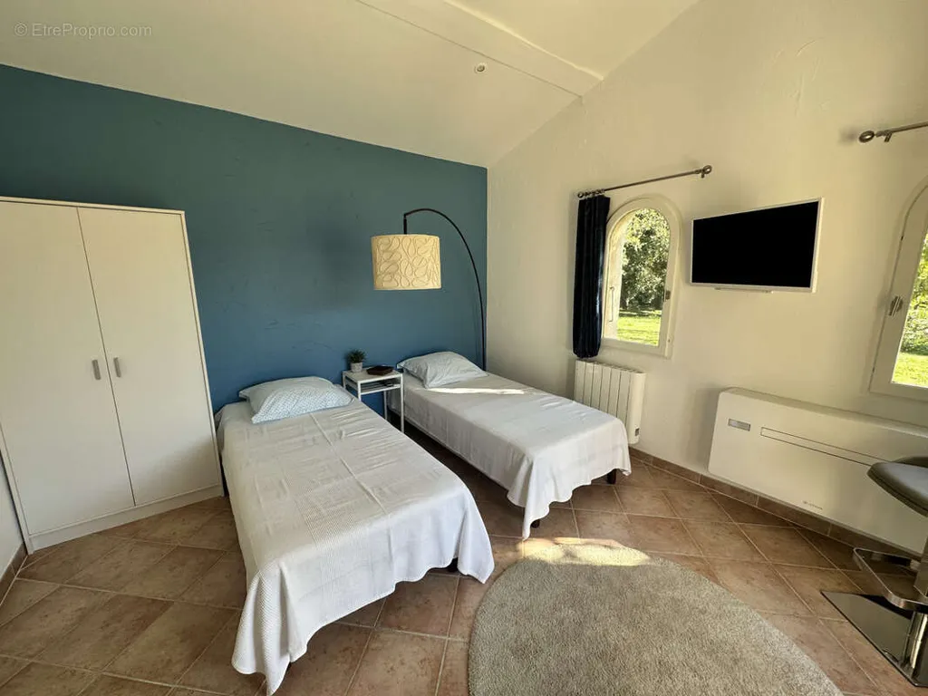 Chambres - Villa Rénovée avec Piscine au Muy