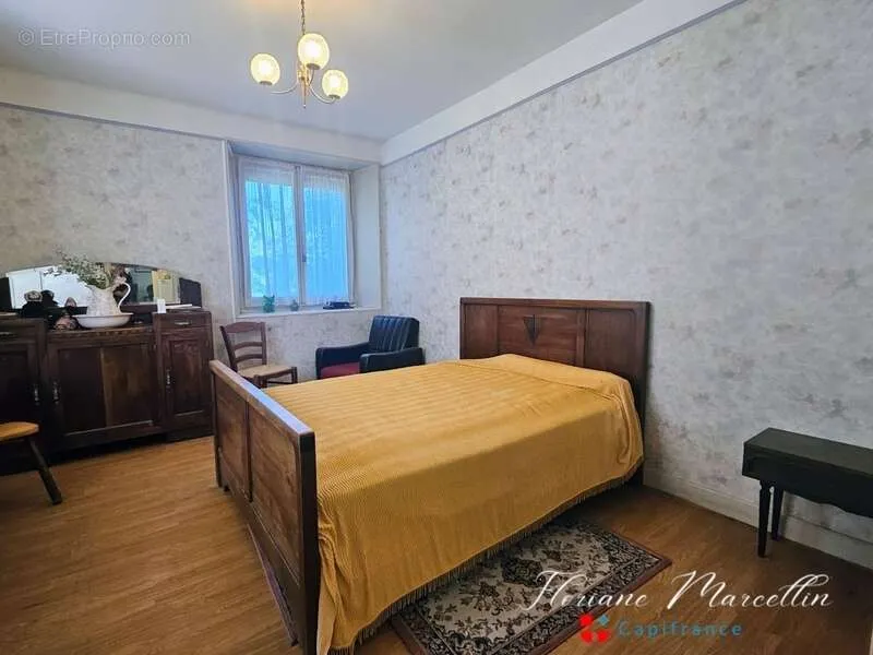 Chambres - Maison avec Deux Appartements Indépendants à Vougy
