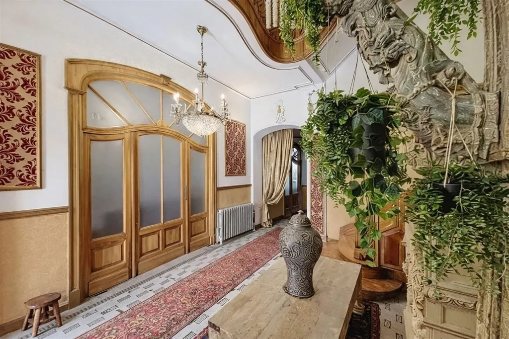 Esik - Art Deco Masterpiece with Garden in Prestigious Avenue