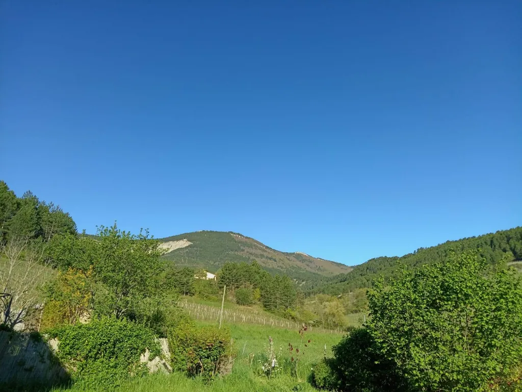 Aed - Bright House with Mountain View in Barnave