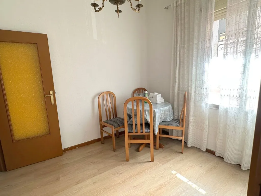 Söögituba - 2-Bedroom Flat with High Ceilings in Adelfas