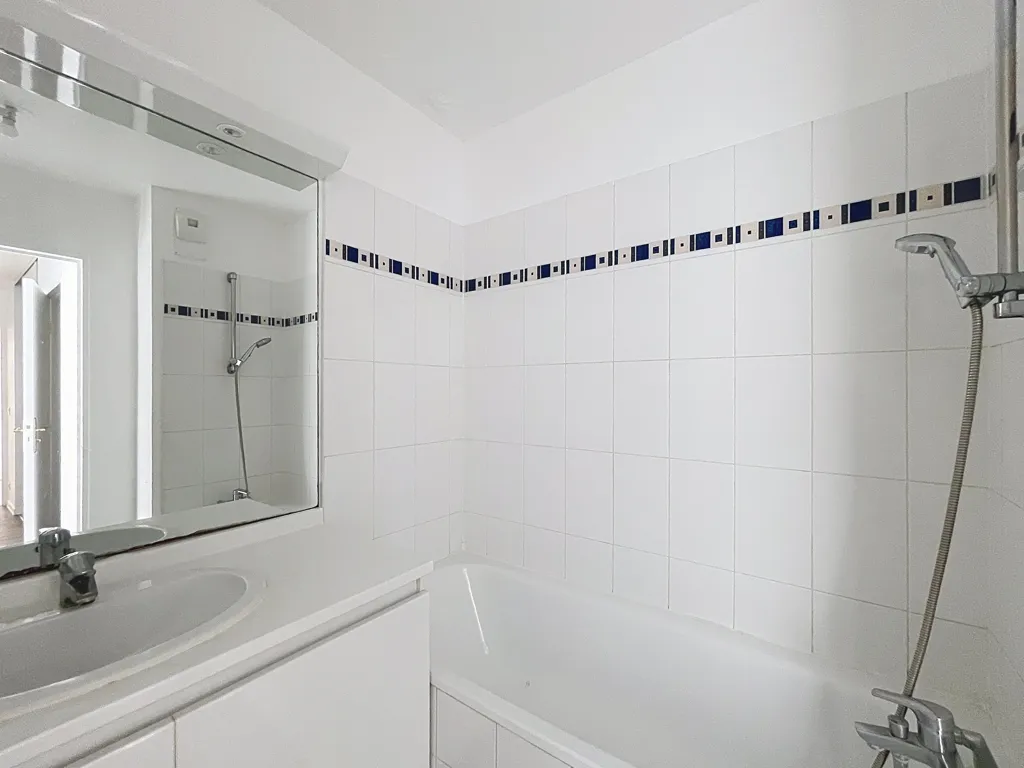 Vannitoad - 3-Bedroom Apartment with Balcony in Chatillon