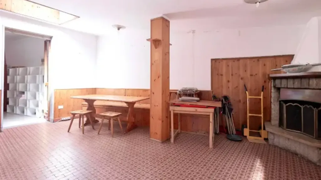 Living Room - Spacious Triplex in Historic Building, Milan