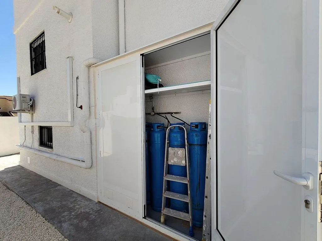 Pesuköök - Three-Bedroom House with Pool in Jacarilla