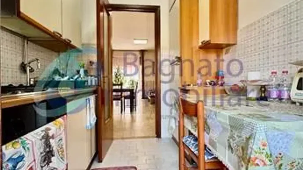 Cuisine - Three-Bedroom Apartment with Balcony in Novara