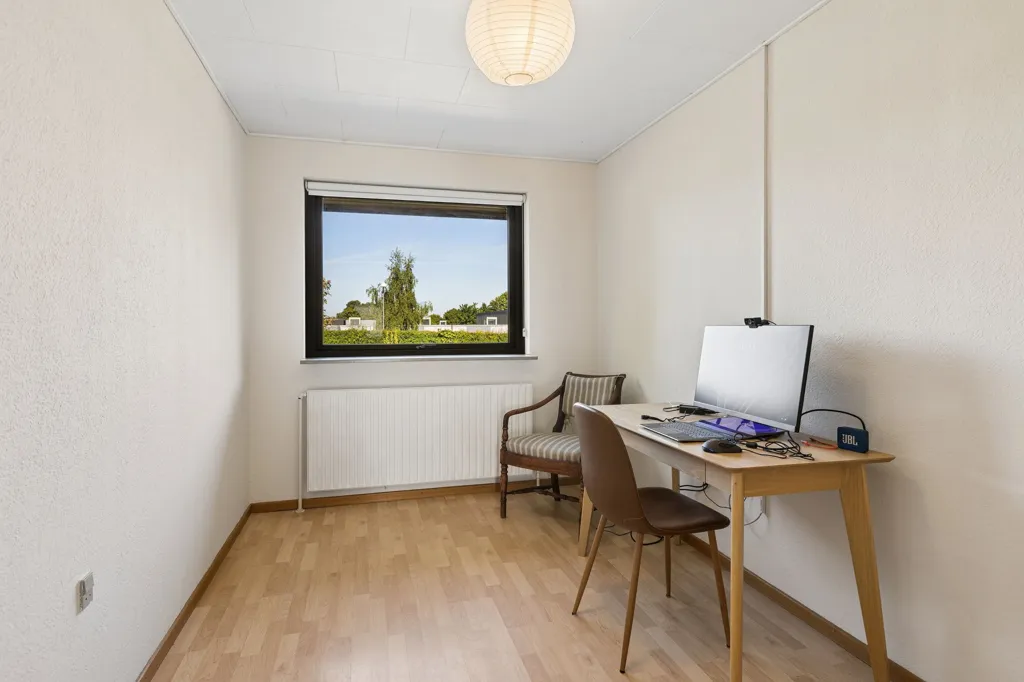Bureau - Detached Villa with Garden in Haslev