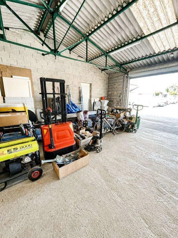 Garaaž - Warehouse with Office Space in Manduel