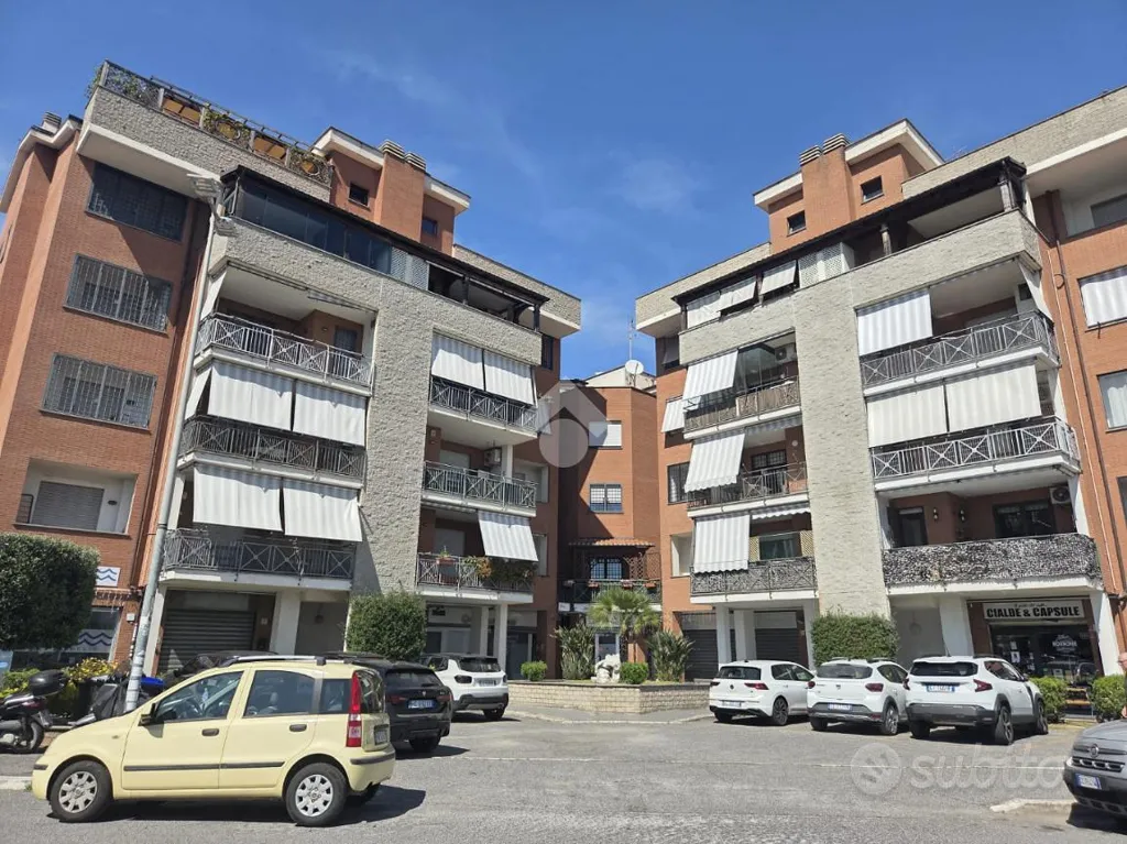 Esterno - Commercial Space with Two Windows in Rome