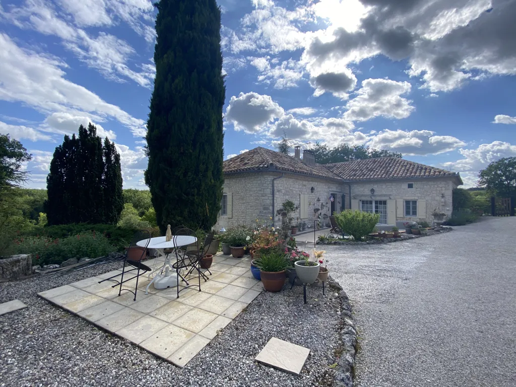 Terrasse - Maison en Pierre avec Piscine à Montaigu-de-Quercy