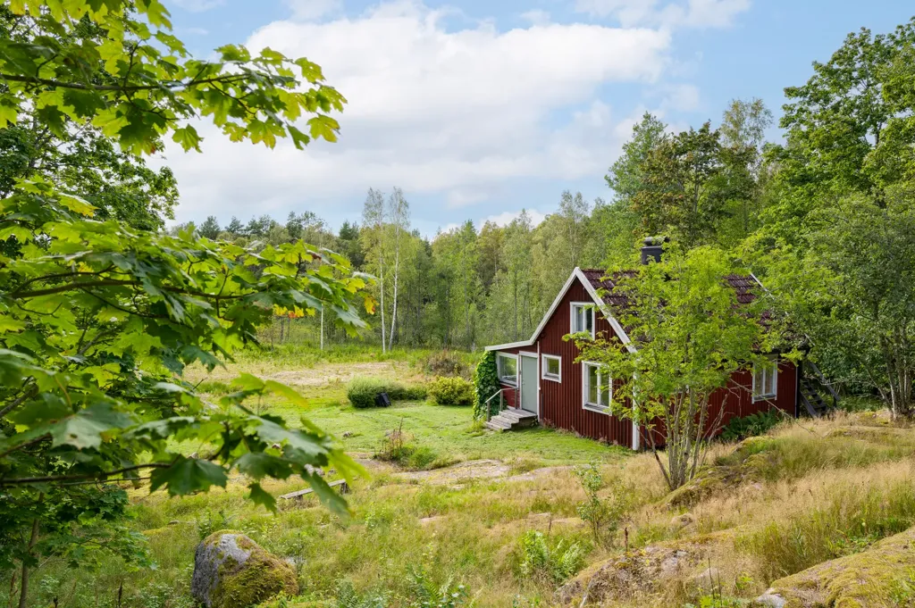 Välivaade - Lakefront Plot with Private Beach in Örebro