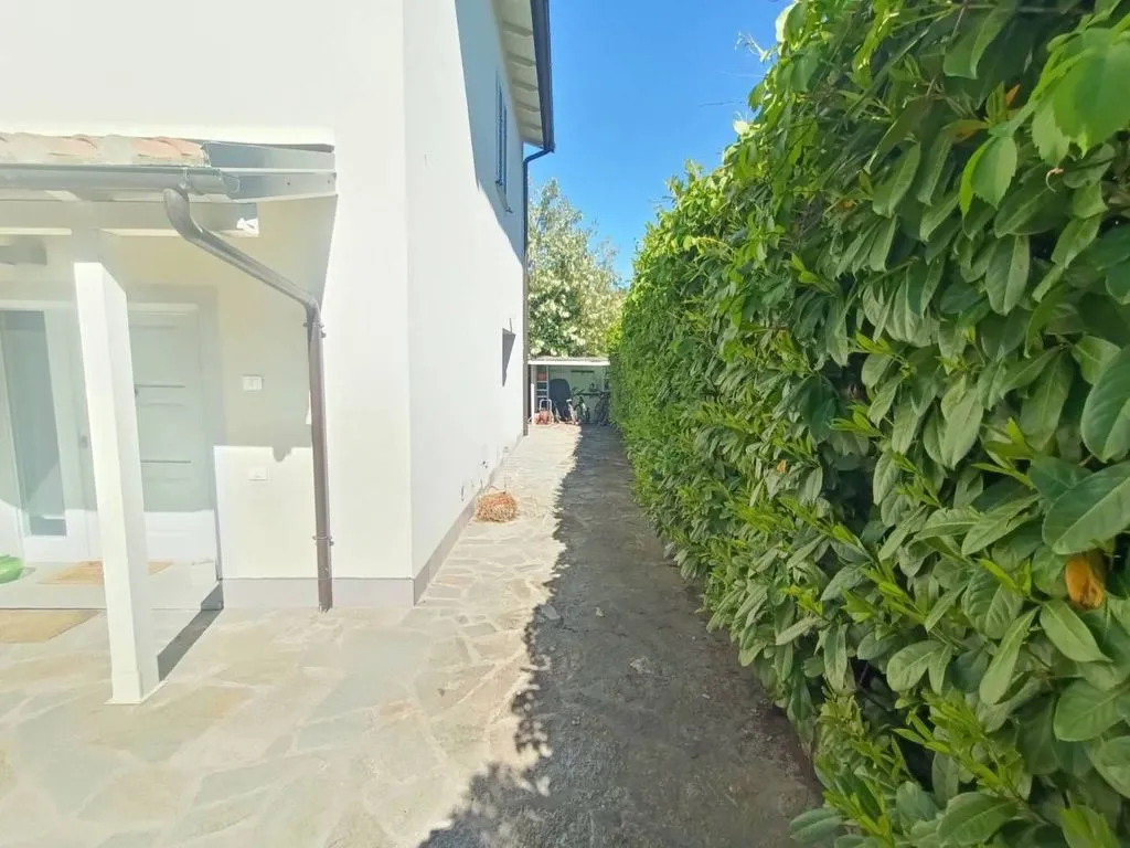 Jardin - Villa with Private Park in Rignano Sull'Arno