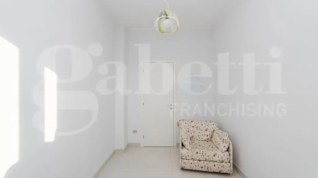 Pièces - Modernised Apartment with Balcony in Monza