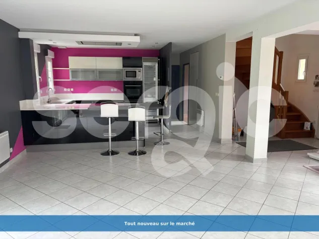 Kitchen - Spacious House with Large Garden near Conty