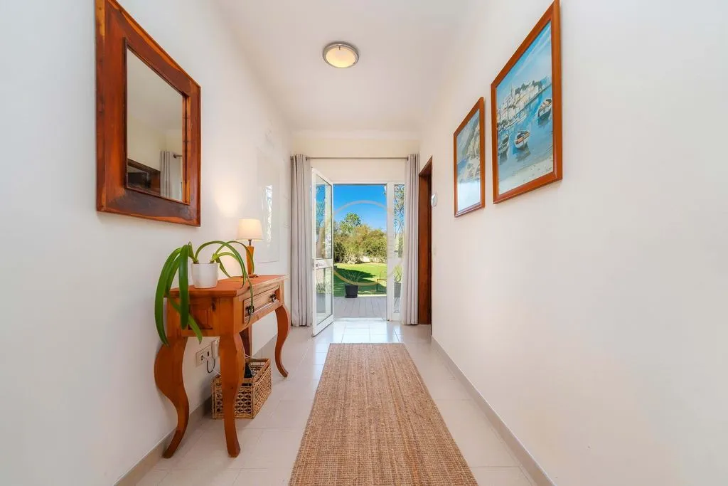Esik - Luxury Villa with Pool in Quarteira