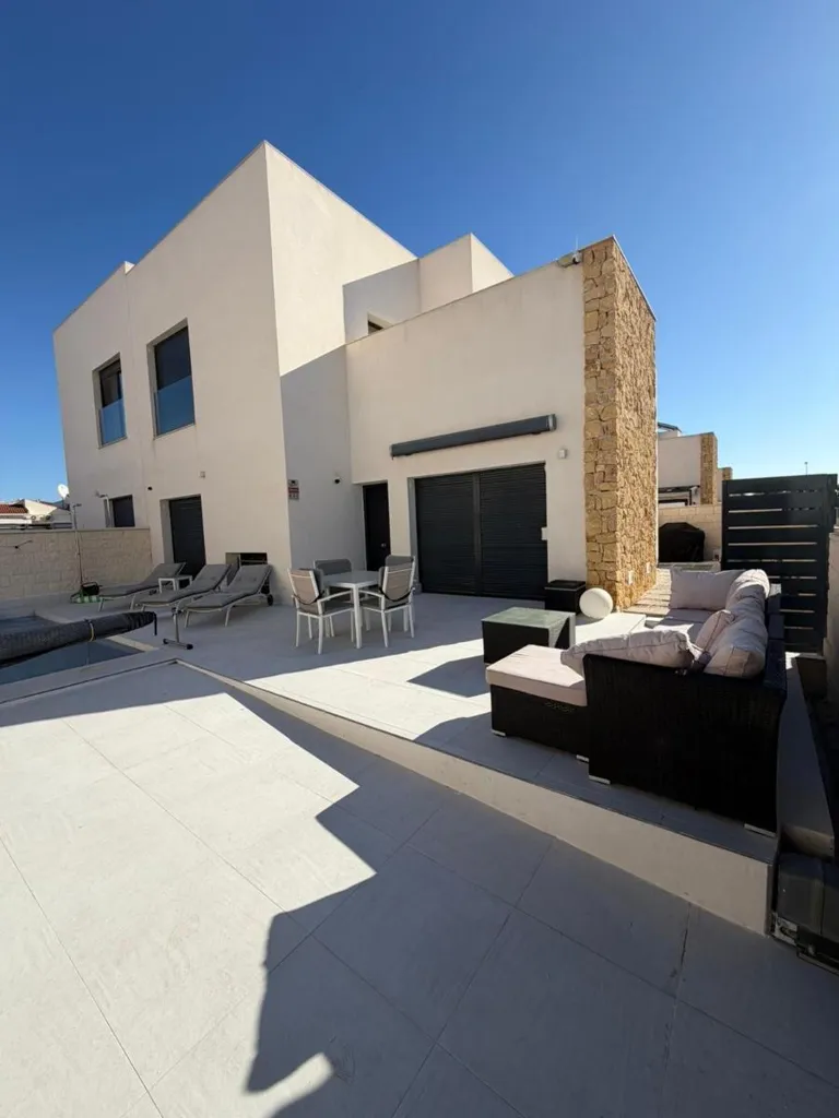 Terrass - Detached Villa with Corner Plot in Pueblo Bravo