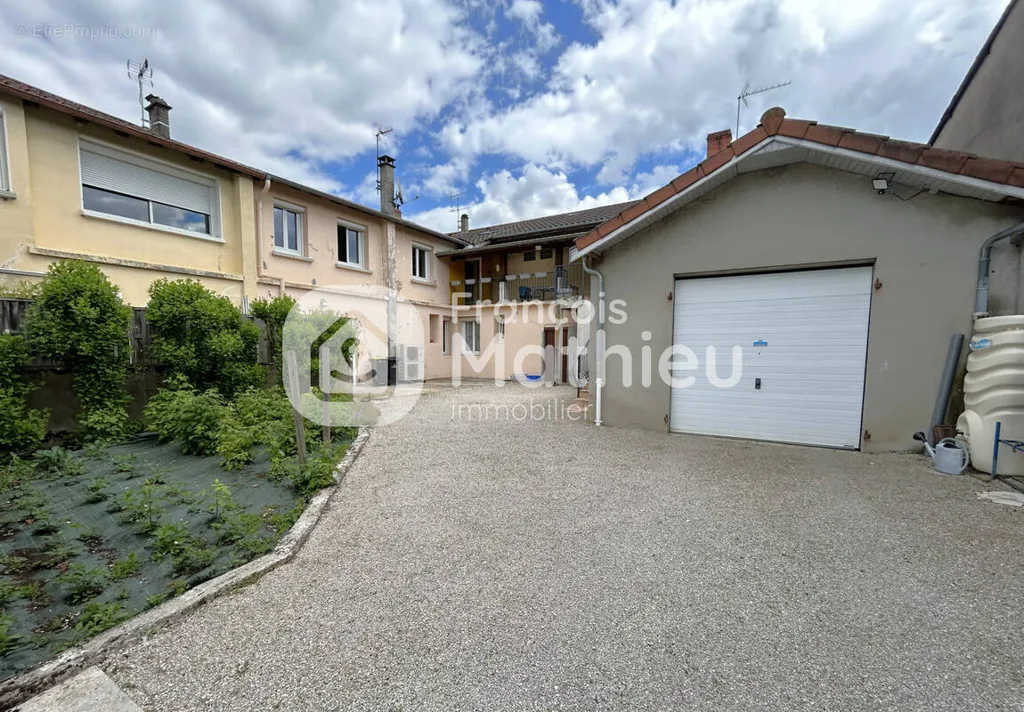 Extérieur - Ensemble Immobilier avec Garages à Villars-les-Dombes