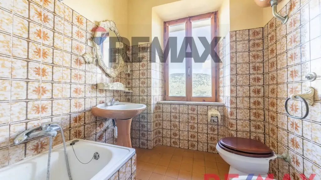 Salles de bain - Apartment with 50m² Cellar in Sonnino