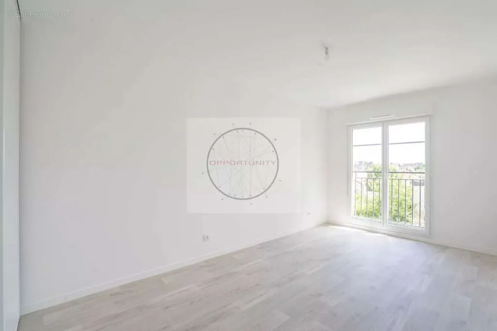 Rooms - 3-Bed Apartment with Balcony in Le Blanc-Mesnil