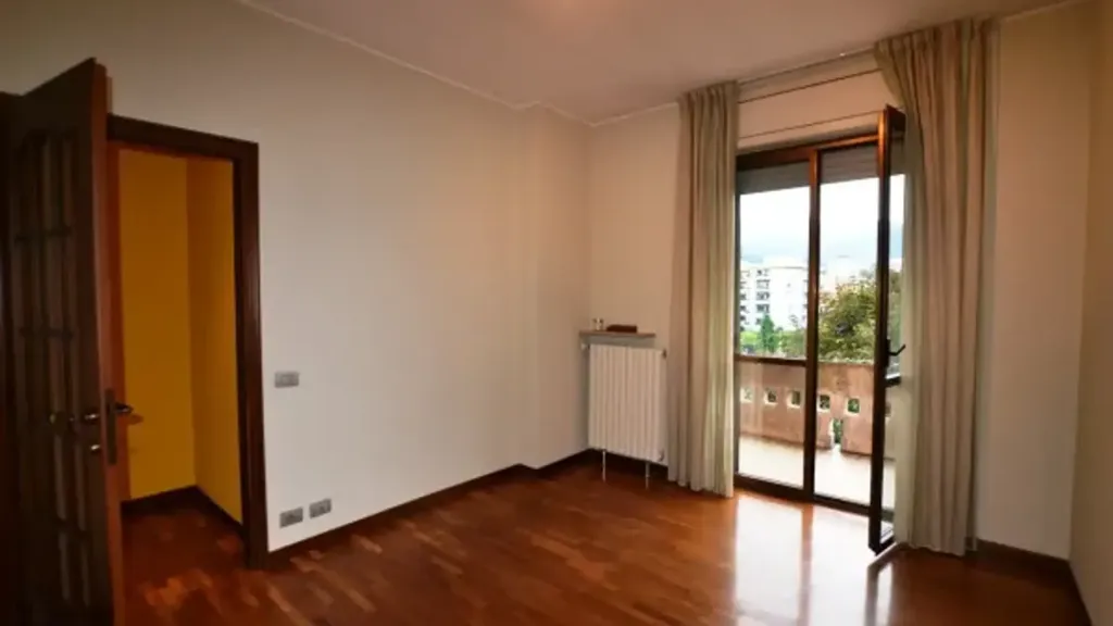 Chambres - Rearfacing Apartment with Balcony in Biella