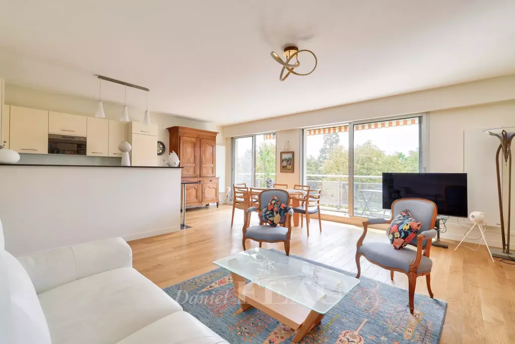 Living Room - 2-Bed Apartment with Balconies in Daumesnil