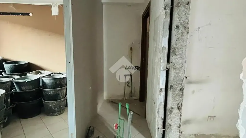 Entrée - Converted Apartment with Parking in Rho