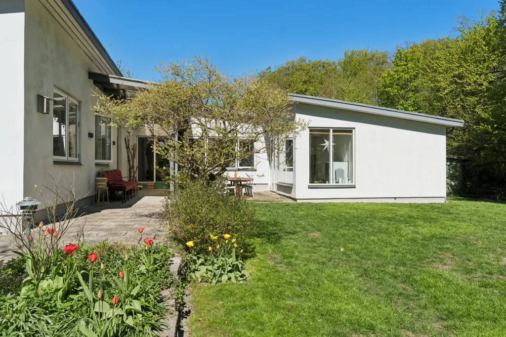 Jardin - Renovated Villa with Forest View in Birkerød