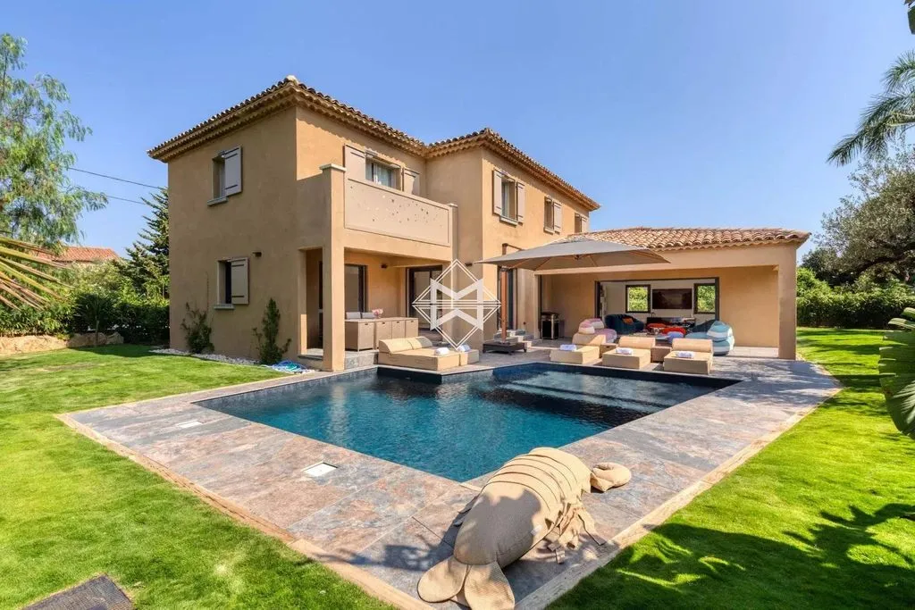 Piscina - Modern Villa with Pool in Saint-Tropez