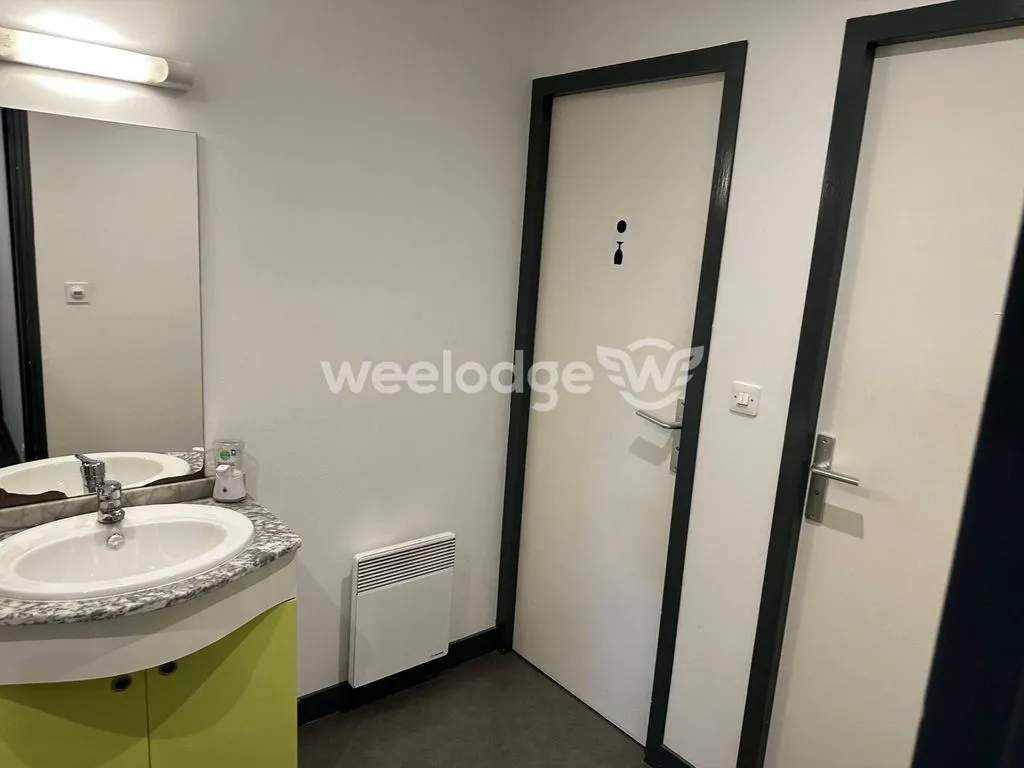 Vannitoad - Office Space with Parking in Bouguenais