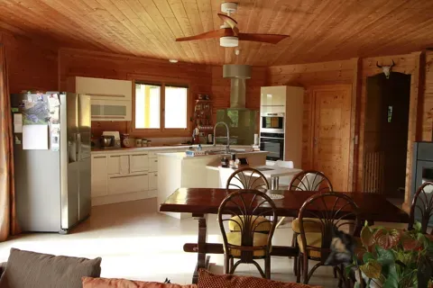 Salle à manger - Maison en Madriers de Sapins avec Terrasse à Albussac