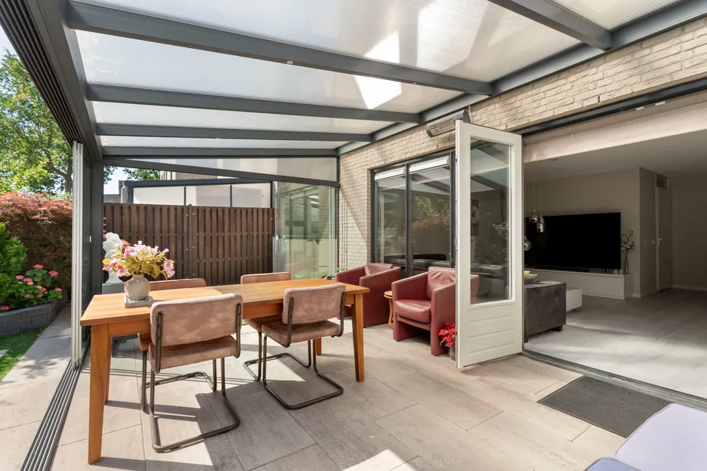 Terrasse - Semi-detached House with Garden in Almere