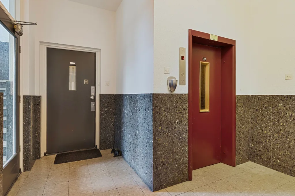 Esik - Corner Apartment with South Facing in Amsterdam