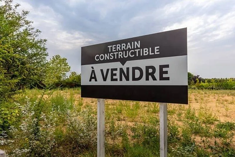Aed - Constructible Plot with 12m Façade in Ormoy-Villers