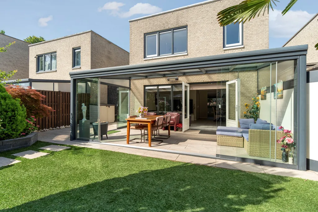 Terrasse - Semi-detached House with Garden in Almere