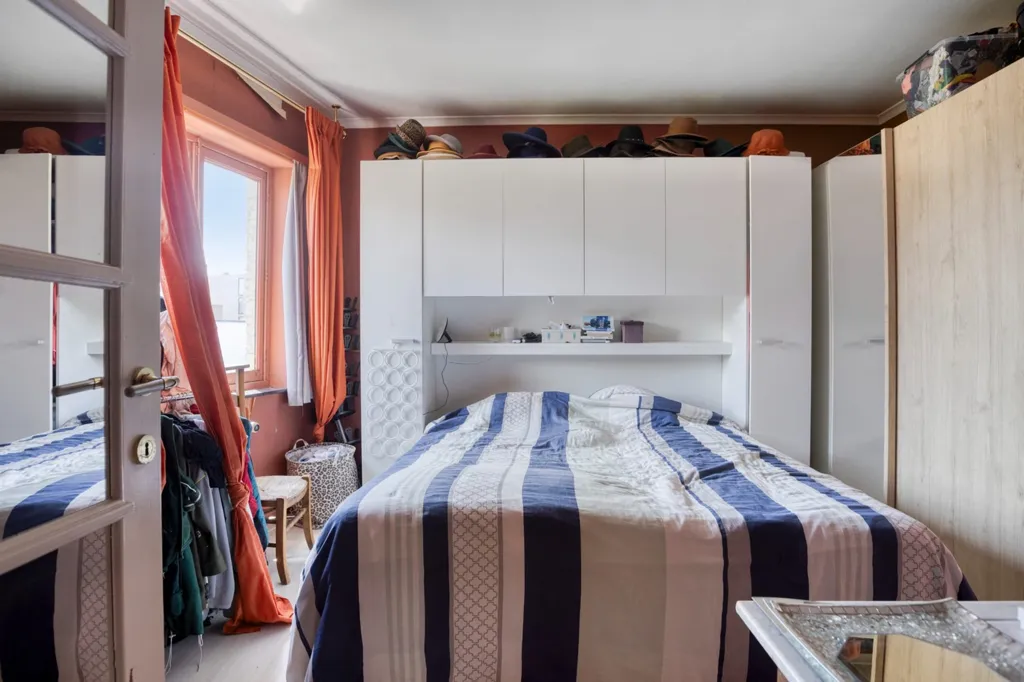 Chambres - Mixed-Use Property with Private Drive in Bruges