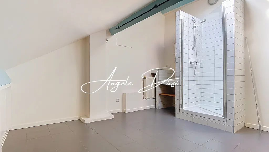 Bathrooms - Loft-Style House with Garden in Antony