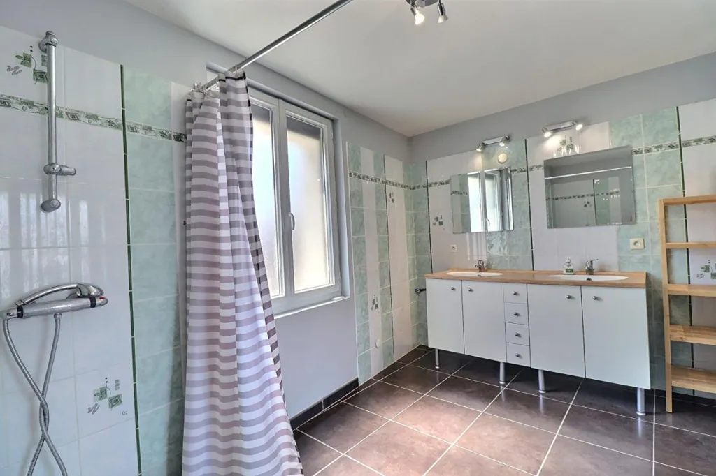 Salles de bain - Propriété de Caractère avec Deux Bâtisses à La Terrasse