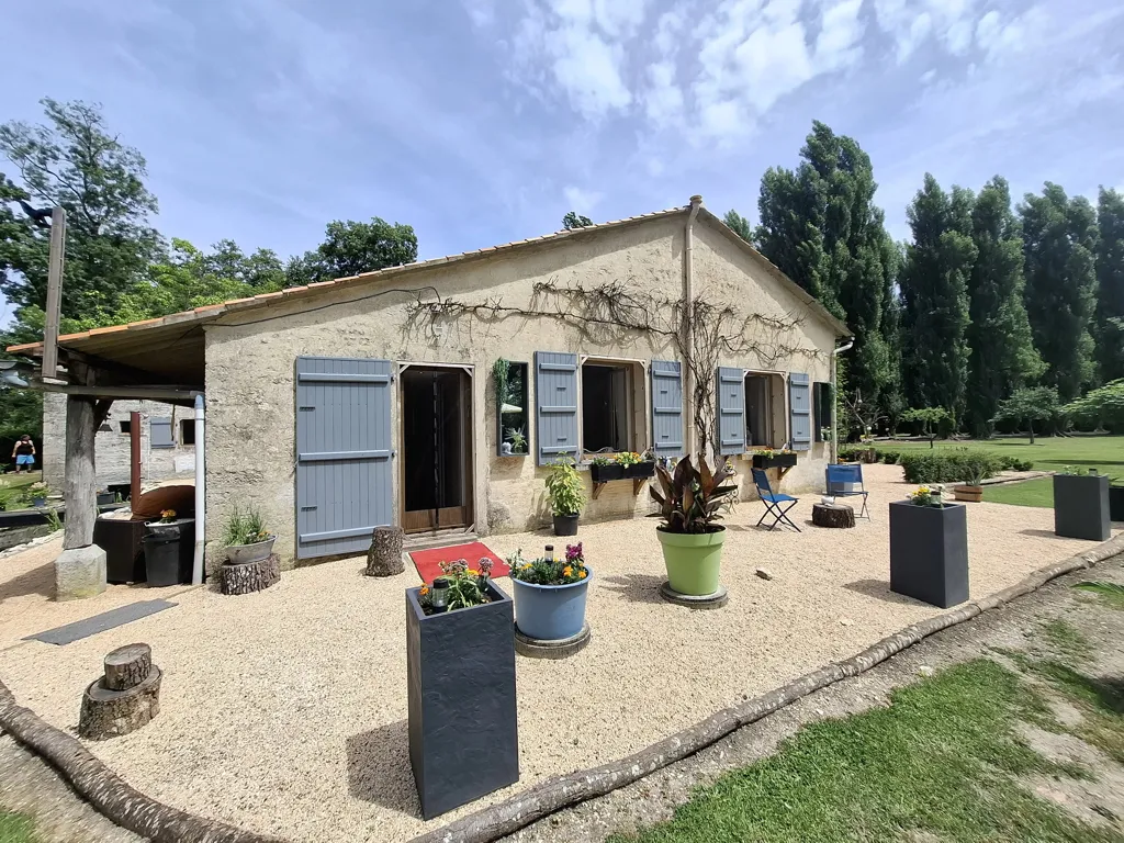 Terrazza - Riverside Guest House with Mill in Chef Boutonne