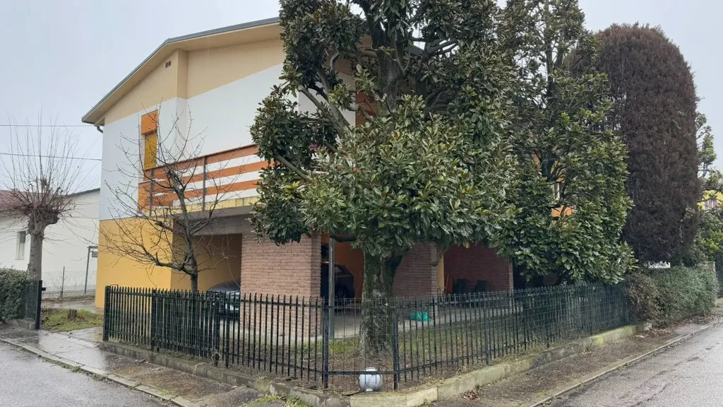 Välivaade - Villa with Portico in Finale Emilia