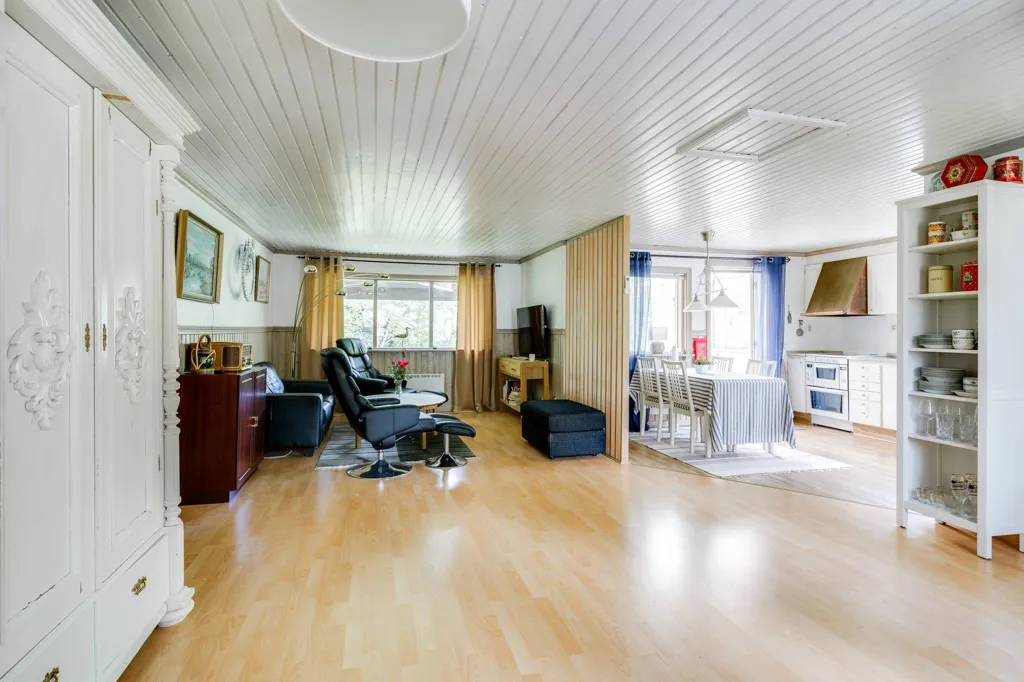 Elutuba - Charming Cottage with Lake View in Örebro