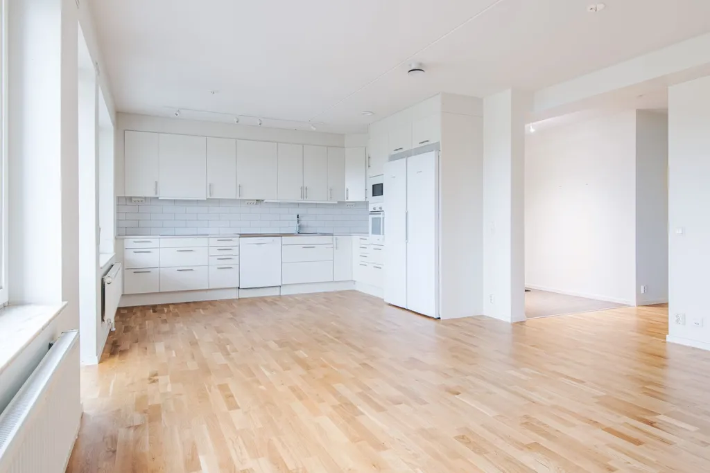 Elutuba - Mixed-Use Property with Balcony in Upplands-Bro