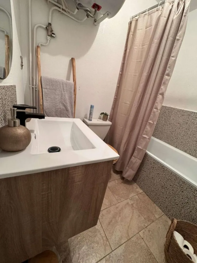 Salles de bain - Studio avec Vue Montagne à Canet-en-Roussillon